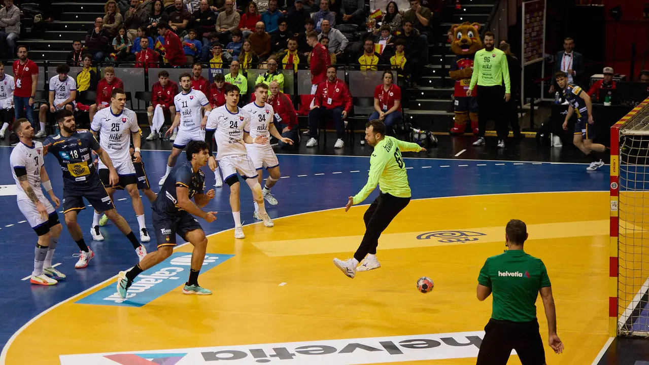 Partido de balonmano entre Espa&ntilde;a y Eslovaquia en el pabell&oacute;n Navarra Arena de Pamplona. I&Ntilde;IGO ALZUGARAY