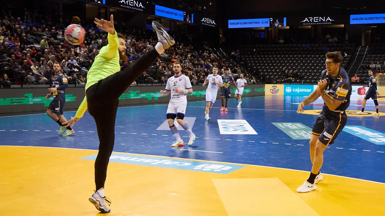 Partido de balonmano entre Espa&ntilde;a y Eslovaquia en el pabell&oacute;n Navarra Arena de Pamplona. I&Ntilde;IGO ALZUGARAY