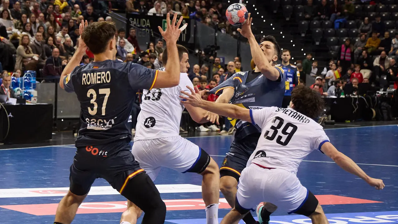 Partido de balonmano entre Espa&ntilde;a y Eslovaquia en el pabell&oacute;n Navarra Arena de Pamplona. I&Ntilde;IGO ALZUGARAY