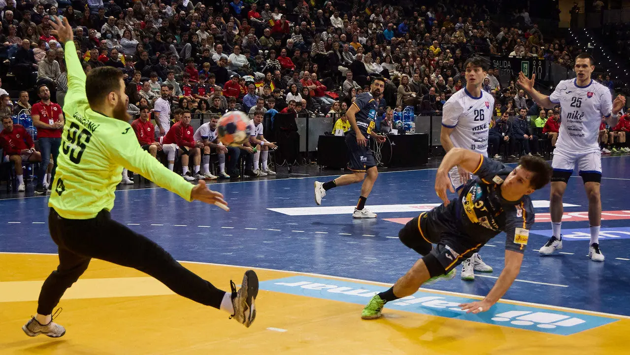 Partido de balonmano entre Espa&ntilde;a y Eslovaquia en el pabell&oacute;n Navarra Arena de Pamplona. I&Ntilde;IGO ALZUGARAY