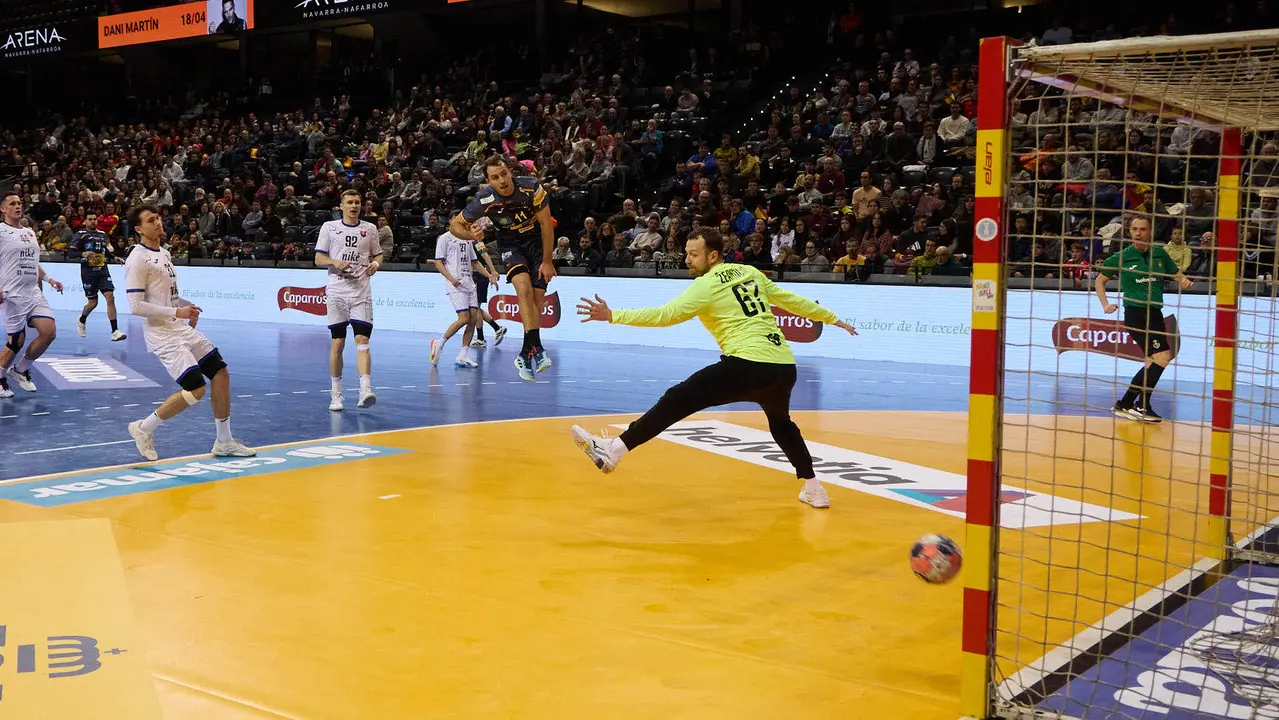 Partido de balonmano entre Espa&ntilde;a y Eslovaquia en el pabell&oacute;n Navarra Arena de Pamplona. I&Ntilde;IGO ALZUGARAY