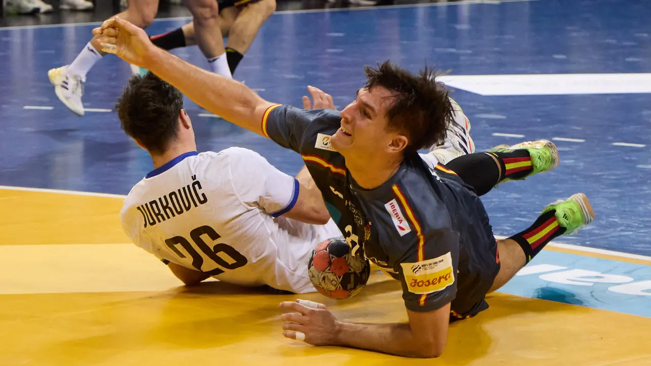 Partido de balonmano entre Espa&ntilde;a y Eslovaquia en el pabell&oacute;n Navarra Arena de Pamplona. I&Ntilde;IGO ALZUGARAY