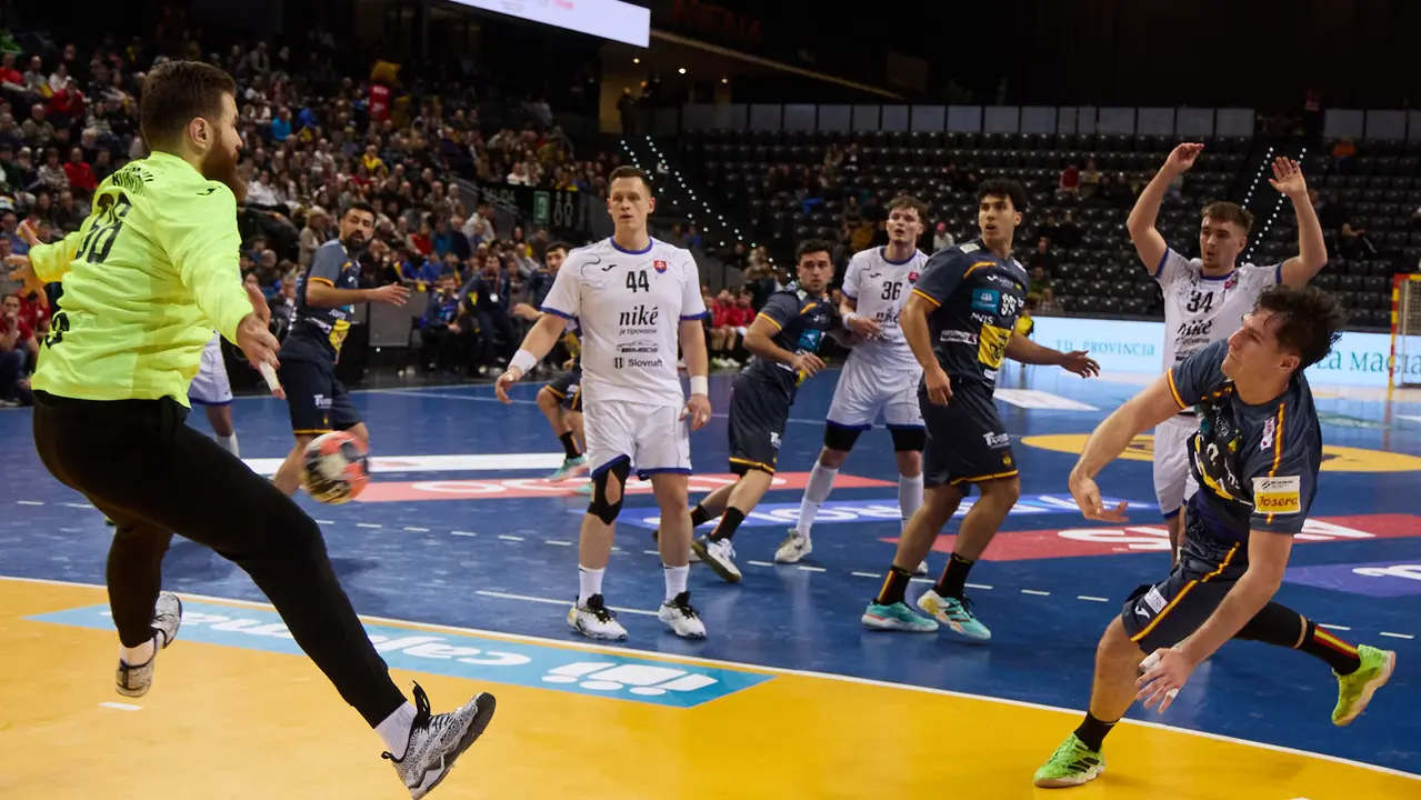 Partido de balonmano entre Espa&ntilde;a y Eslovaquia en el pabell&oacute;n Navarra Arena de Pamplona. I&Ntilde;IGO ALZUGARAY