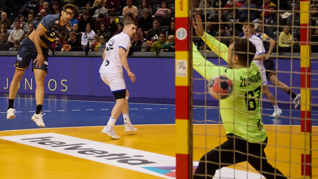 Partido de balonmano entre Espa&ntilde;a y Eslovaquia en el pabell&oacute;n Navarra Arena de Pamplona. I&Ntilde;IGO ALZUGARAY