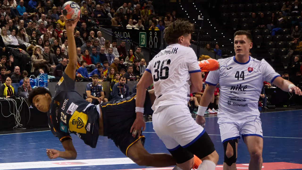 Partido de balonmano entre Espa&ntilde;a y Eslovaquia en el pabell&oacute;n Navarra Arena de Pamplona. I&Ntilde;IGO ALZUGARAY
