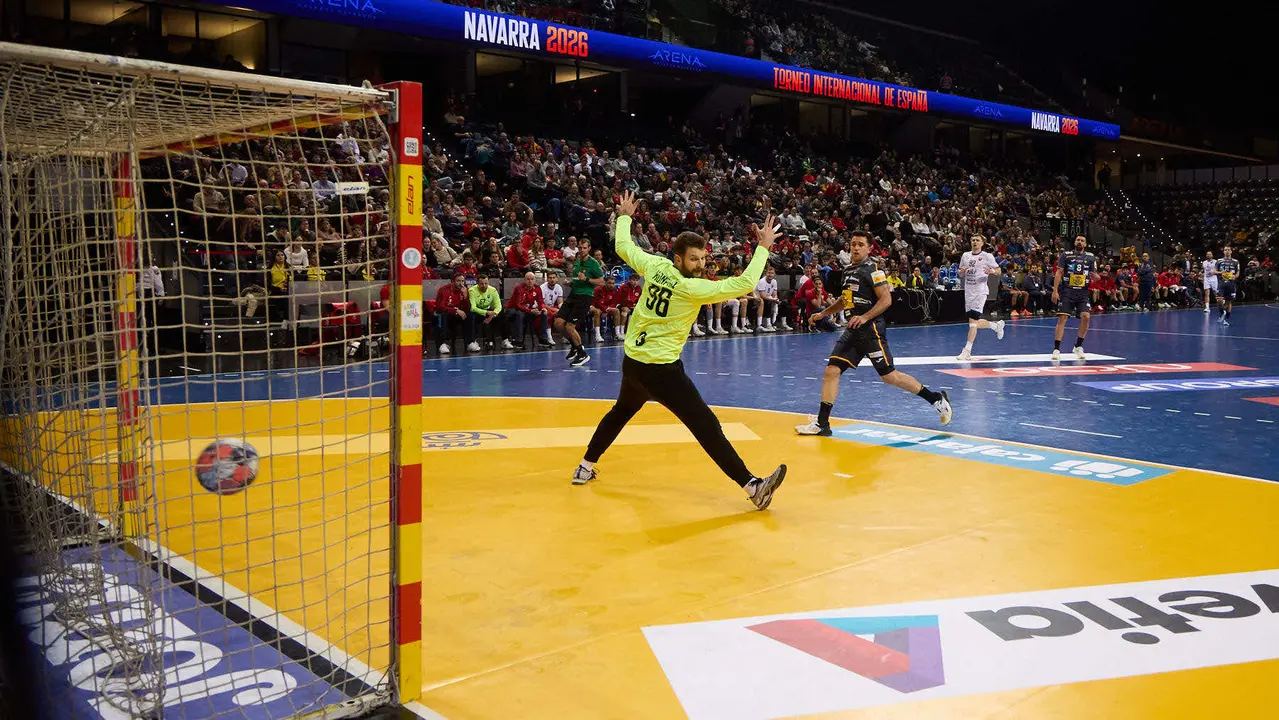 Partido de balonmano entre Espa&ntilde;a y Eslovaquia en el pabell&oacute;n Navarra Arena de Pamplona. I&Ntilde;IGO ALZUGARAY
