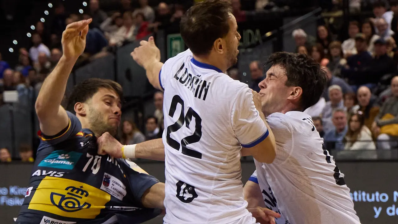 Partido de balonmano entre Espa&ntilde;a y Eslovaquia en el pabell&oacute;n Navarra Arena de Pamplona. I&Ntilde;IGO ALZUGARAY