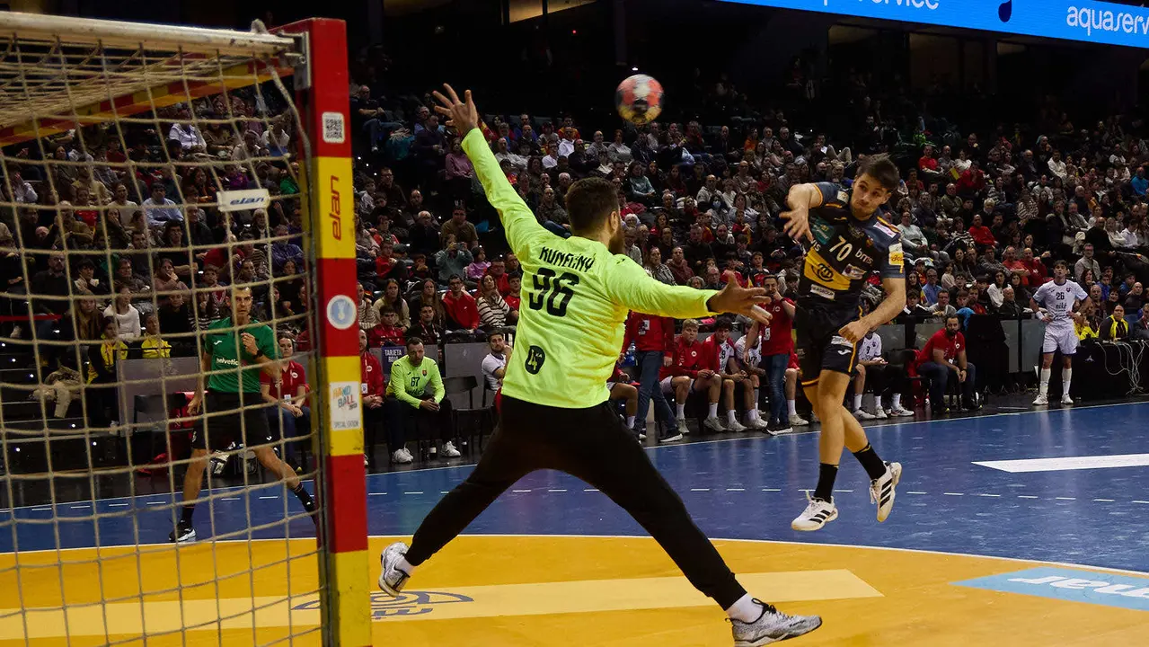 Partido de balonmano entre Espa&ntilde;a y Eslovaquia en el pabell&oacute;n Navarra Arena de Pamplona. I&Ntilde;IGO ALZUGARAY