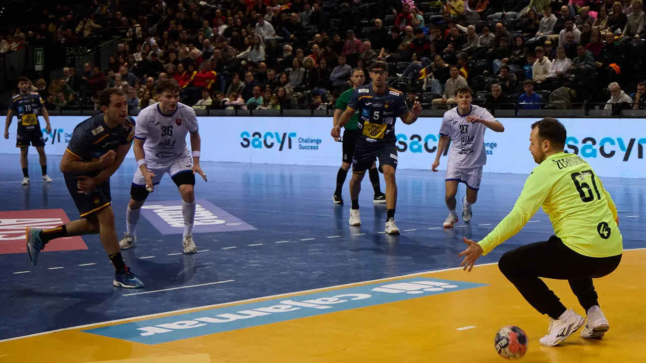 Partido de balonmano entre Espa&ntilde;a y Eslovaquia en el pabell&oacute;n Navarra Arena de Pamplona. I&Ntilde;IGO ALZUGARAY