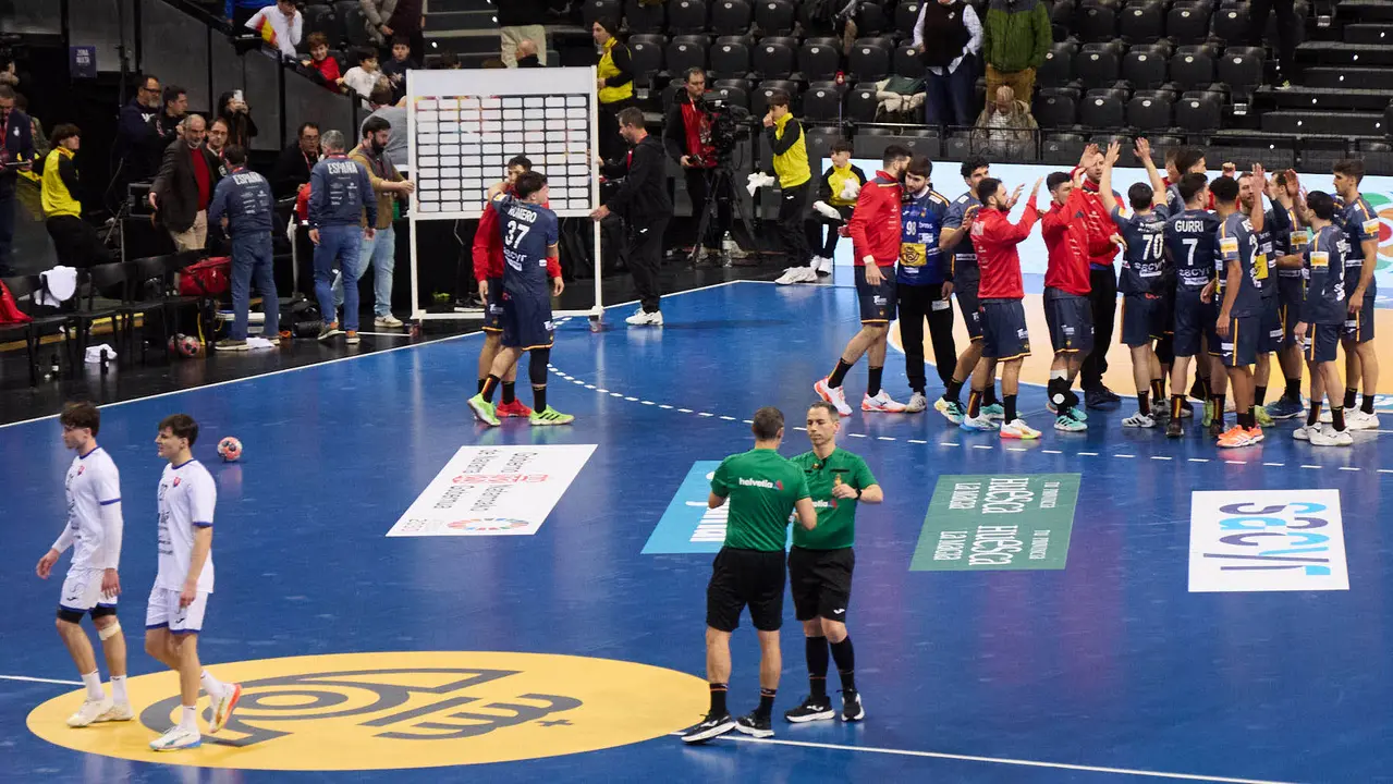 Partido de balonmano entre Espa&ntilde;a y Eslovaquia en el pabell&oacute;n Navarra Arena de Pamplona. I&Ntilde;IGO ALZUGARAY