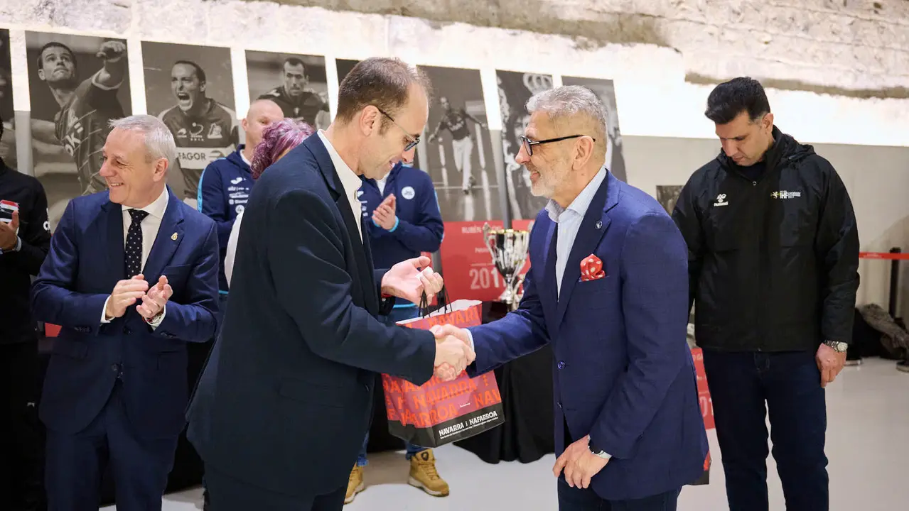 La presidenta del Gobierno de Navarra, Mar&iacute;a Chivite, preside el acto de reconocimiento a los deportistas navarros que han recibido la Medalla de Oro al M&eacute;rito Deportivo. Estar&aacute;n presentes la ministra Elma Saiz, el vicepresidente primero del Gobierno foral, Javier Rem&iacute;rez y la consejera de Cultura, Deporte y Turismo, Rebeca Esnaola. PABLO LASAOSA