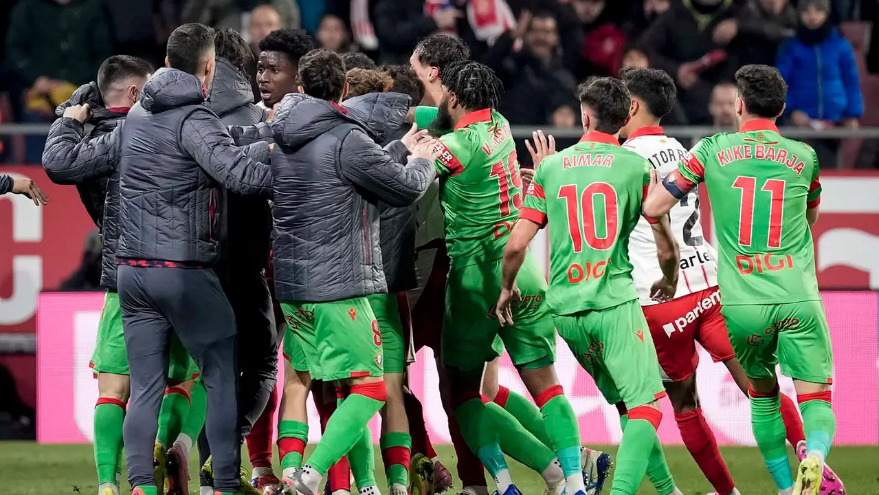 Jugadores de Girona y Osasuna se enzarzan tras una jugada pol&eacute;mica durante el encuentro correspondiente a la jornada 19 de Laliga EA Sports que disputan hoy s&aacute;bado Girona y Osasuna en el estadio municipal de Montilivi, en la capital gerundense. EFE/David Borrat.
