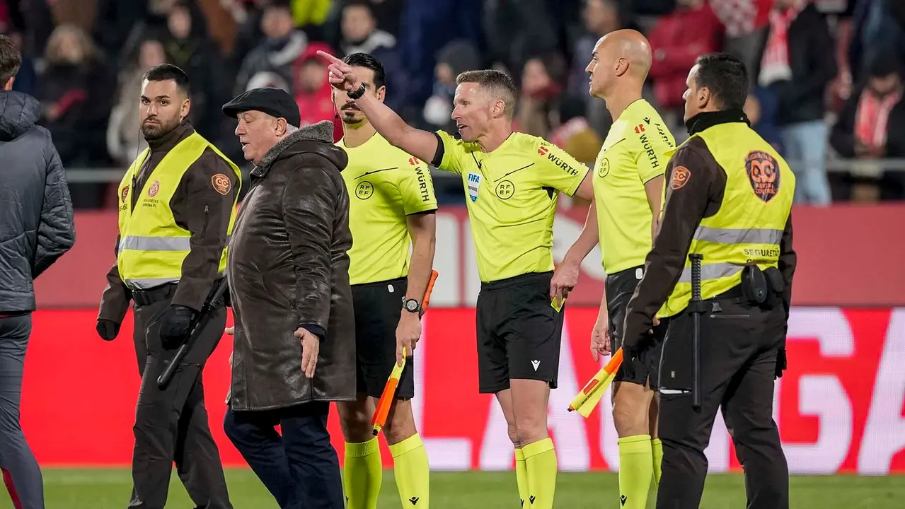GIRONA, 10/01/2026.- El colegiado Hern&aacute;ndez Hern&aacute;ndez durante el encuentro correspondiente a la jornada 19 de Laliga EA Sports que han disputado hoy s&aacute;bado Girona y Osasuna en el estadio municipal de Montilivi, en la capital gerundense. EFE/David Borrat.