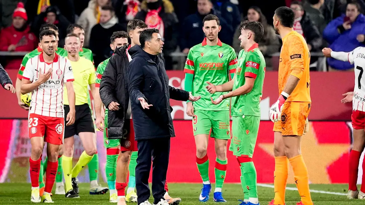 El t&eacute;cnico del Girona Michel y el centrocampista de Osasuna Aimar Oroz, tras una jugada pol&eacute;mica durante el encuentro Girona - Osasuna. EFE/David Borrat.