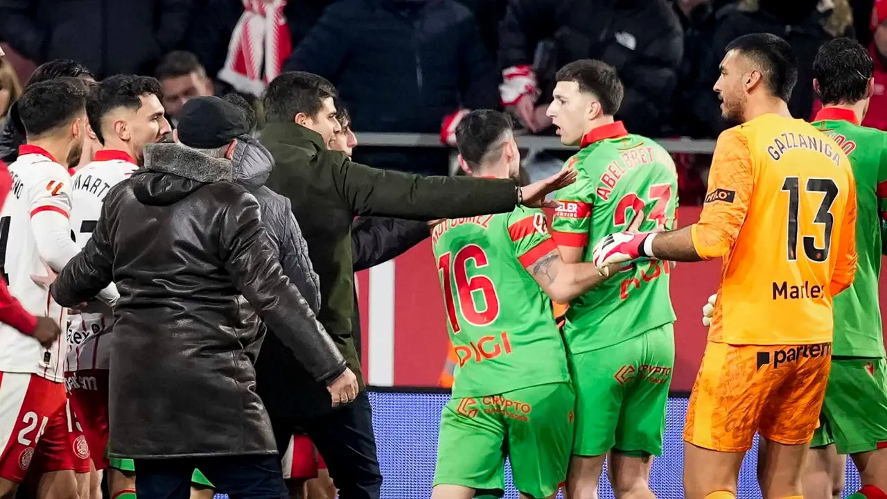 Jugadores de Girona y Osasuna discuten tras una jugada durante el encuentro correspondiente a la jornada 19 de Laliga EA Sports que disputan Girona y Osasuna. EFE/David Borrat.