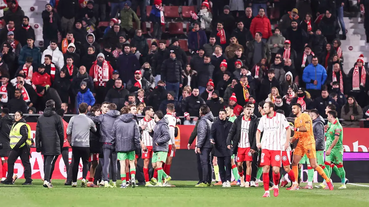 Jugadores del Girona y Osasuna forman una t&aacute;ngana al final del partido. Javier Borrego / AFP7 / Europa Press.