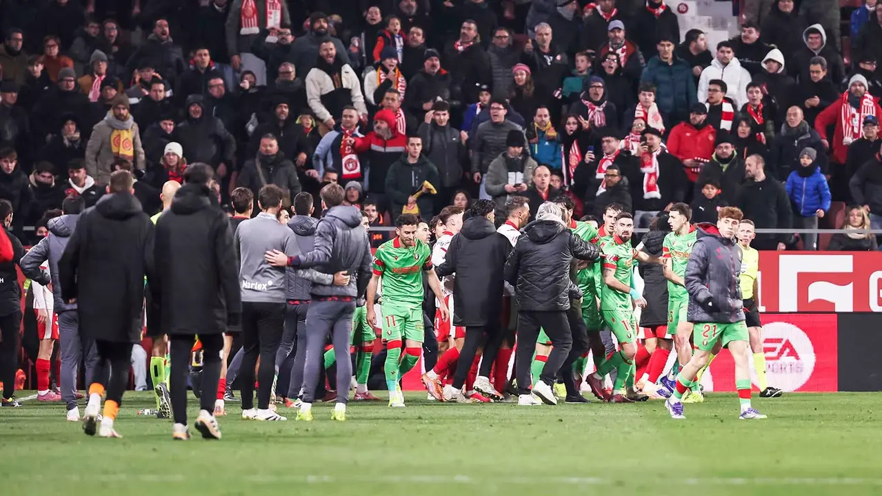 Jugadores del Girona y Osasuna forman una t&aacute;ngana al final del partido. Javier Borrego / AFP7 / Europa Press.