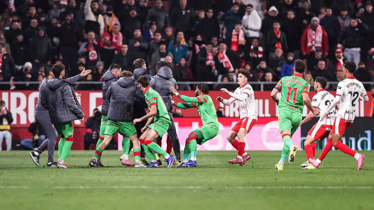 Jugadores del Girona y Osasuna forman una t&aacute;ngana al final del partido. Javier Borrego / AFP7 / Europa Press.