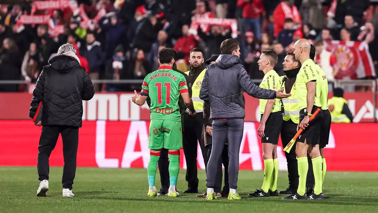Jugadores del Girona y Osasuna forman una t&aacute;ngana al final del partido. Javier Borrego / AFP7 / Europa Press.