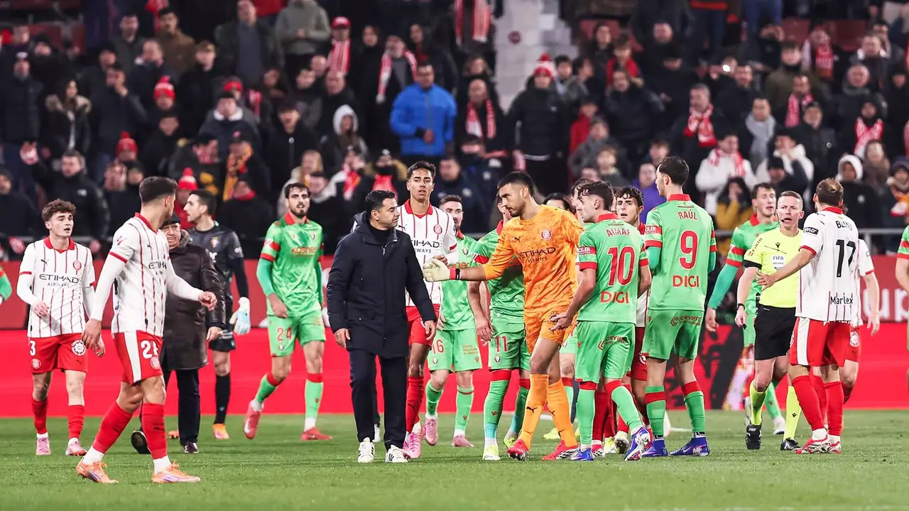 Jugadores del Girona y Osasuna forman una t&aacute;ngana al final del partido. Javier Borrego / AFP7 / Europa Press.