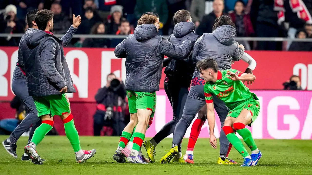 Jugadores de Girona y Osasuna discuten tras una jugada durante el encuentro correspondiente a la jornada 19 de Laliga EA Sports que han disputado hoy s&aacute;bado Girona y Osasuna en el estadio municipal de Montilivi, en la capital gerundense. EFE/David Borrat.