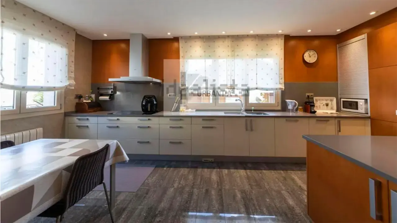 Casa en venta en Patern&aacute;in. URBANTIA / IDEALISTA