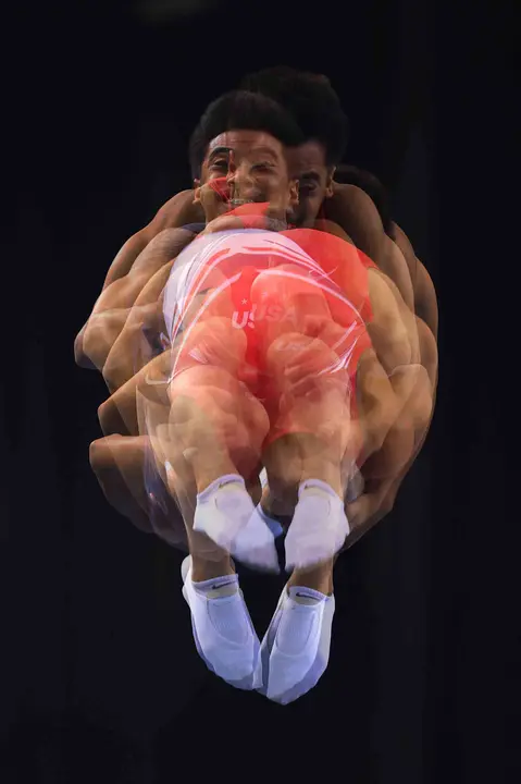 Celebraci&oacute;n del Campeonato Mundial de Trampol&iacute;n 2025 en el Navarra Arena. El gimnasta estadounidense Rub&eacute;n Padilla se consagr&oacute; como una de las grandes figuras del campeonato tras conquistar tres medallas y hacer historia para su pa&iacute;s, el 6 de noviembre de 2025. Es la primera vez que se celebra este evento en Navarra, que reuni&oacute; a los mejores gimnastas de todo el mundo. Fotograf&iacute;a realizada con la t&eacute;cnica de multiexposici&oacute;n, la c&aacute;mara registr&oacute; cinco im&aacute;genes en el mismo fotograma, aportando espectacularidad al resultado final. EDUARDO BUUXENS / DIARIO DE NAVARRA