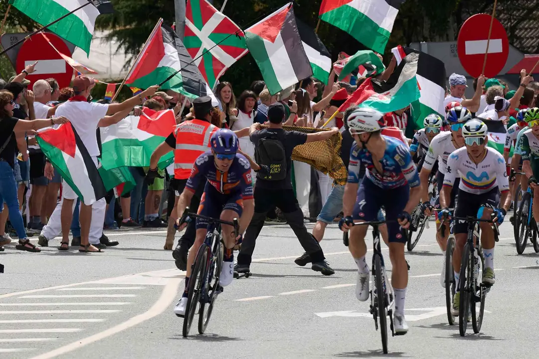 En la 10&ordf; etapa de la Vuelta Ciclista a Espa&ntilde;a, que discurri&oacute; el 2 de septiembre de 2025 entre Sendaviva - Larra Belagua, a su paso por Lumbier, se produjeron unas fuertes protestas, con invasi&oacute;n de calzada, contra la participaci&oacute;n del equipo ciclista de Israel Premier Tech. I&Ntilde;AKI PORTO / DIARIO DE NOTICIAS