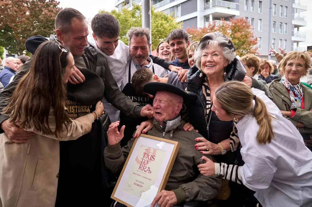 Carlos Irigu&iacute;bel Lanceta, de Carnicer&iacute;as Irigu&iacute;bel de Huarte, gan&oacute; por tercera vez el Concurso Navarro de Txistorra, el 5 de octubre de 2025. En la imagen, Carlos Irigu&iacute;bel (2&ordm; por la izda.) agarra con ternura la mejilla de su padre, &Aacute;ngel Mari Irigu&iacute;bel, de 81 a&ntilde;os, mientras la familia, visiblemente conmovida, comparte el orgullo del galard&oacute;n. SERGIO MART&Iacute;N / DIARIO DE NAVARRA