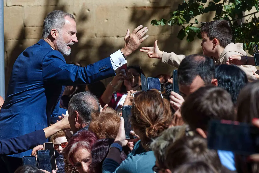 El rey Felipe VI saluda a los habitantes de Viana, durante una visita a la localidad navarra, junto a la reina Letizia y la princesa Leonor. 26 de septiembre de 2025. OSKAR MONTERO / DIARIO DE NAVARRA