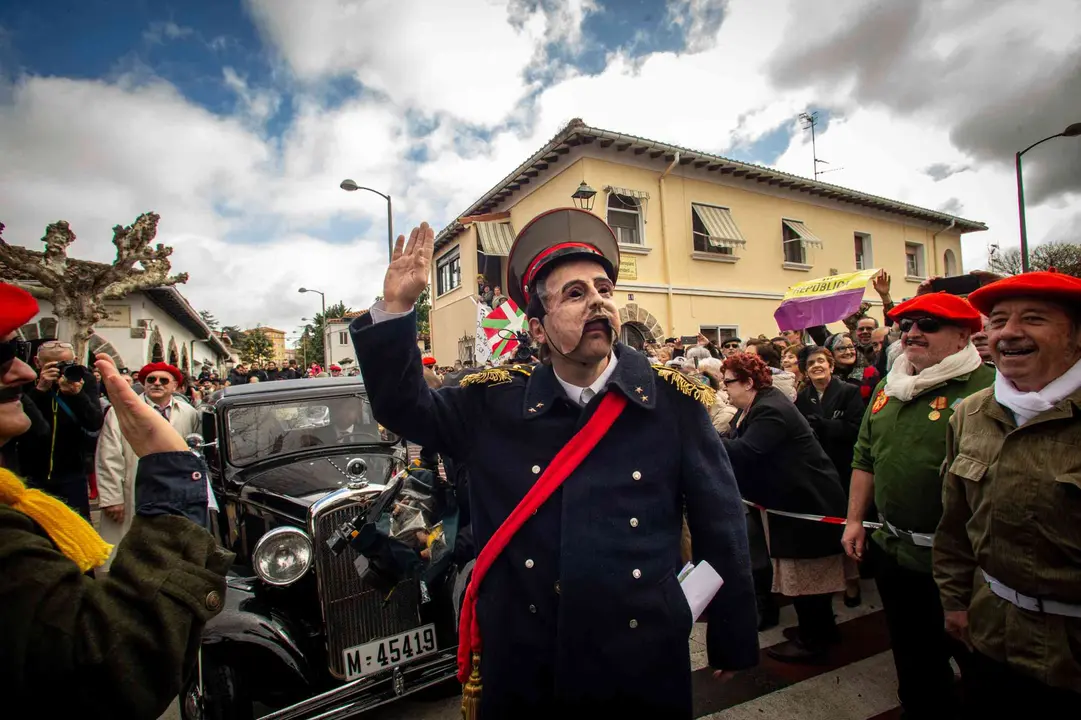 El que fue uno de los d&iacute;as hist&oacute;ricos del barrio pamplon&eacute;s de la Txantrea en los a&ntilde;os 50, la visita del dictador Franco para inaugurar las primeras 130 viviendas levantadas al amparo de su patronato, se convirti&oacute;, m&aacute;s de 70 a&ntilde;os despu&eacute;s, en una jornada de parodia, coincidiendo con el 50 aniversario de su muerte.
PATXI CASCANTE / DIARIO DE NOTICIAS