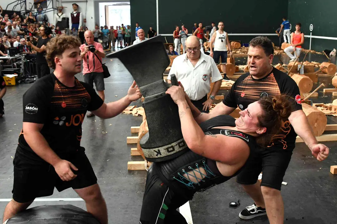 &Uacute;ltima alzada de la harrijasotzaile de Ituren (Malerreka), Estefania Etxebeste 'Estefi', con la cual logr&oacute; batir en Sunbilla el r&eacute;cord con la piedra cil&iacute;ndrica de 100 kilos que, desde 2014, estaba en manos de Idoia Etxeberria (Orio) con 56 alzadas, y ahora la ittuindarra ha dejado en 59 alzadas. JUAN MARI ONDIKOL / DIARIO DE NOTICIAS