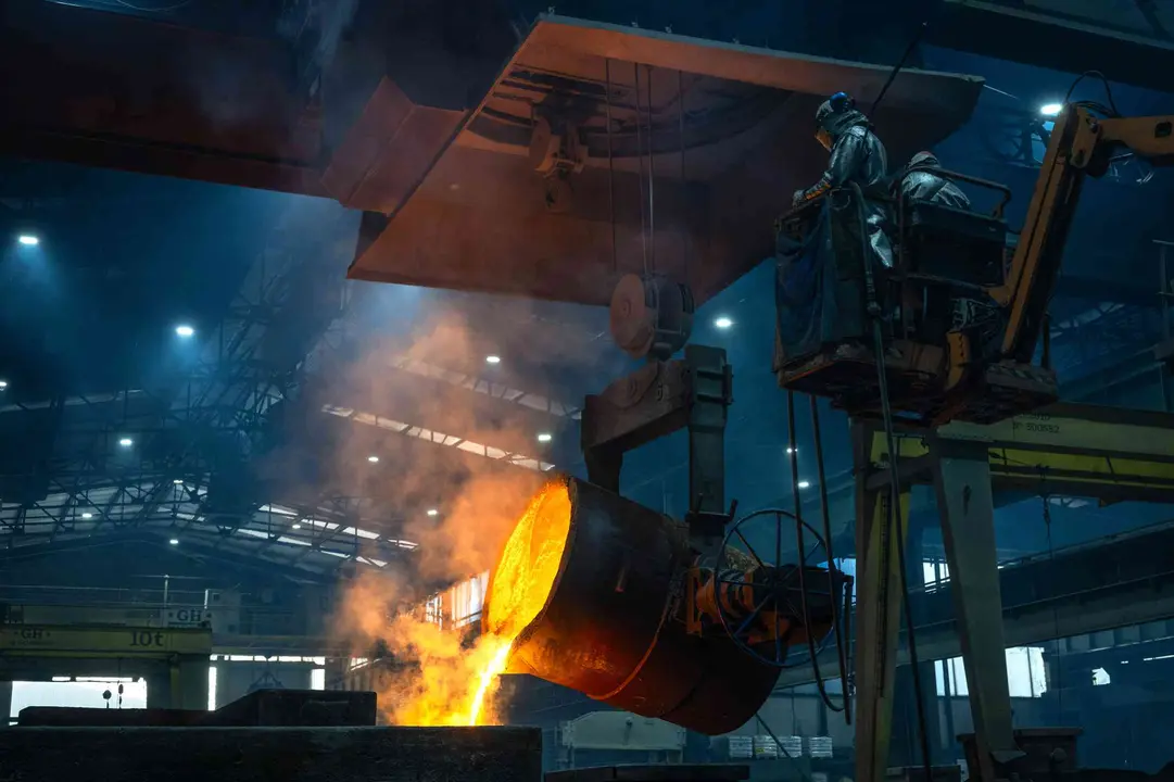 Operarios vierten hierro fundido en un molde desde lo alto de una gr&uacute;a en las instalaciones de SAKANA Group. La historia de SAKANA comienza en 1975 con la uni&oacute;n de varios vecinos de Lakuntza que dan inicio a este emprendimiento, sin local ni recursos materiales. Hoy trabajan en &eacute;l m&aacute;s de 300 personas. 14 de noviembre del 2025. 
MAITE H. MATEO