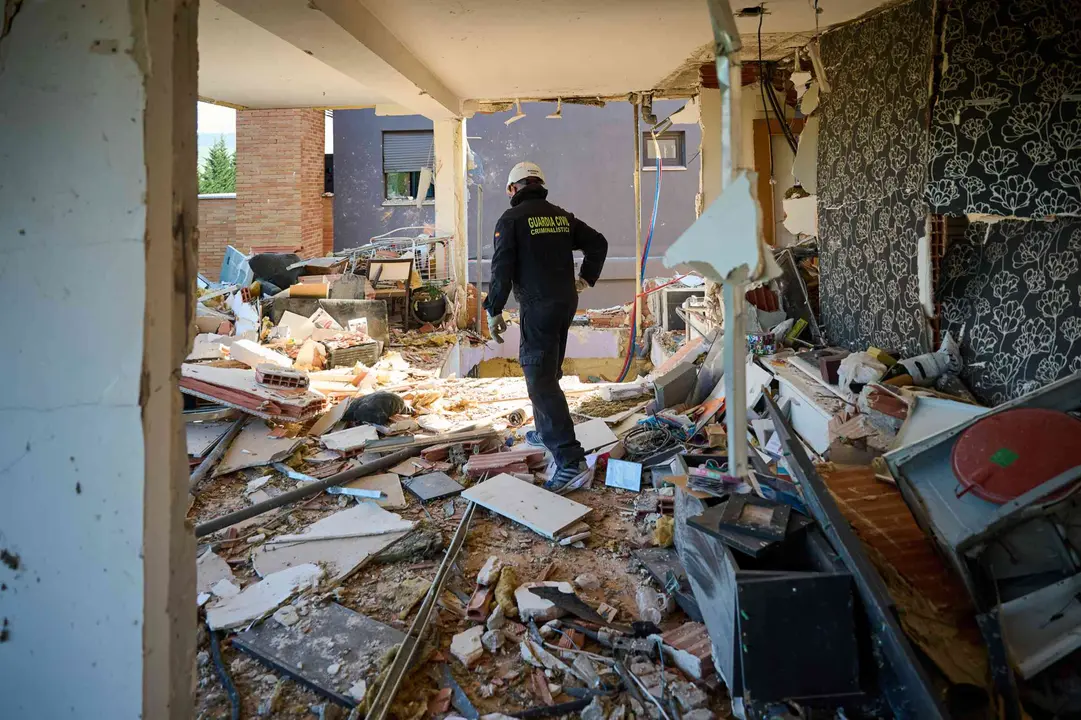 Efectivos de criminal&iacute;stica de la Guardia Civil inspeccionan las viviendas afectadas por la explosi&oacute;n de gas ocurrida en la calle Concejo de Zabalegui de No&aacute;in el 13 de enero de 2025. La deflagraci&oacute;n, presuntamente originada por una aver&iacute;a en una instalaci&oacute;n dom&eacute;stica de gas, provoc&oacute; importantes da&ntilde;os estructurales, oblig&oacute; al desalojo preventivo de unos 250 vecinos y dej&oacute; un balance de nueve personas heridas, dos de ellas graves. La Guardia Civil asumi&oacute; la investigaci&oacute;n para esclarecer las causas del suceso. PABLO LASAOSA / NAVARRA.COM