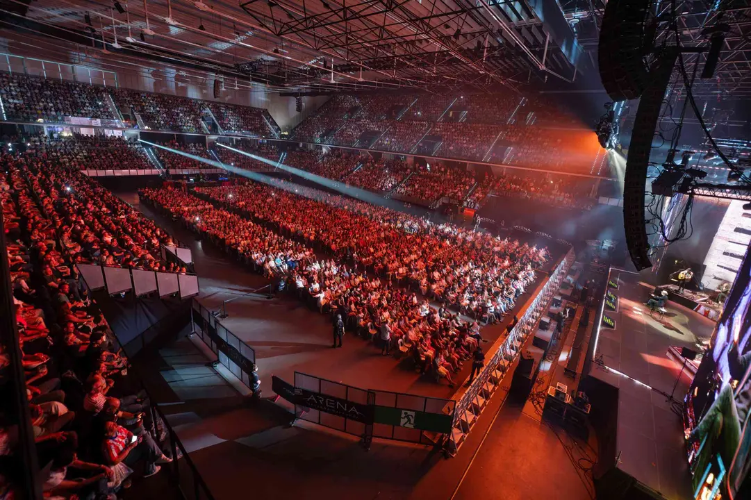 Joaqu&iacute;n Sabina se despidi&oacute; de su p&uacute;blico en Pamplona con la gira "Hola y adi&oacute;s", los d&iacute;as 19 y 21 de junio del 2025. En ambas fechas, Sabina agot&oacute; todas las entradas del Navarra Arena y emocion&oacute; a las miles de personas que acudieron al pabell&oacute;n. JOS&Eacute; LUIS LARRI&Oacute;N