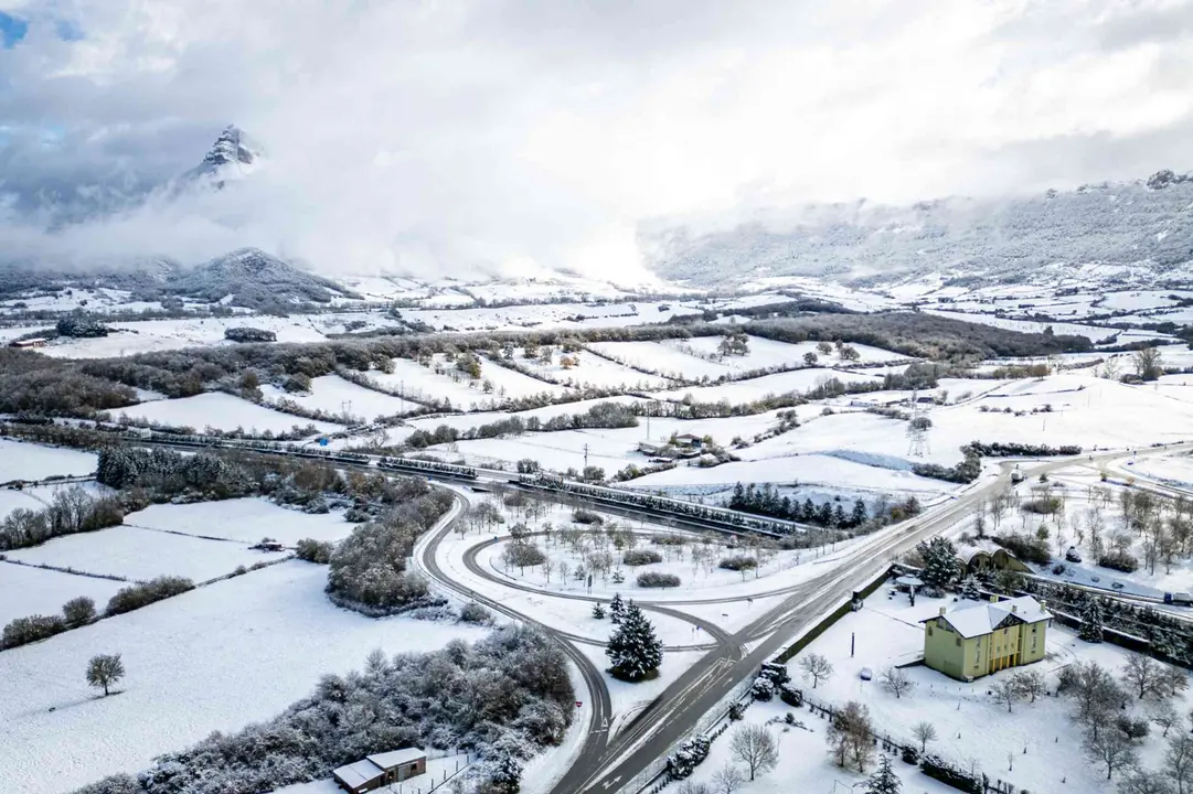 El paisaje de Sakana desde Etxarri Aranatz, cubierto de nieve, con Beriain asomando, donde el silencio del invierno dibuja caminos y fronteras invisibles. AITOR KARASATORRE / GARA