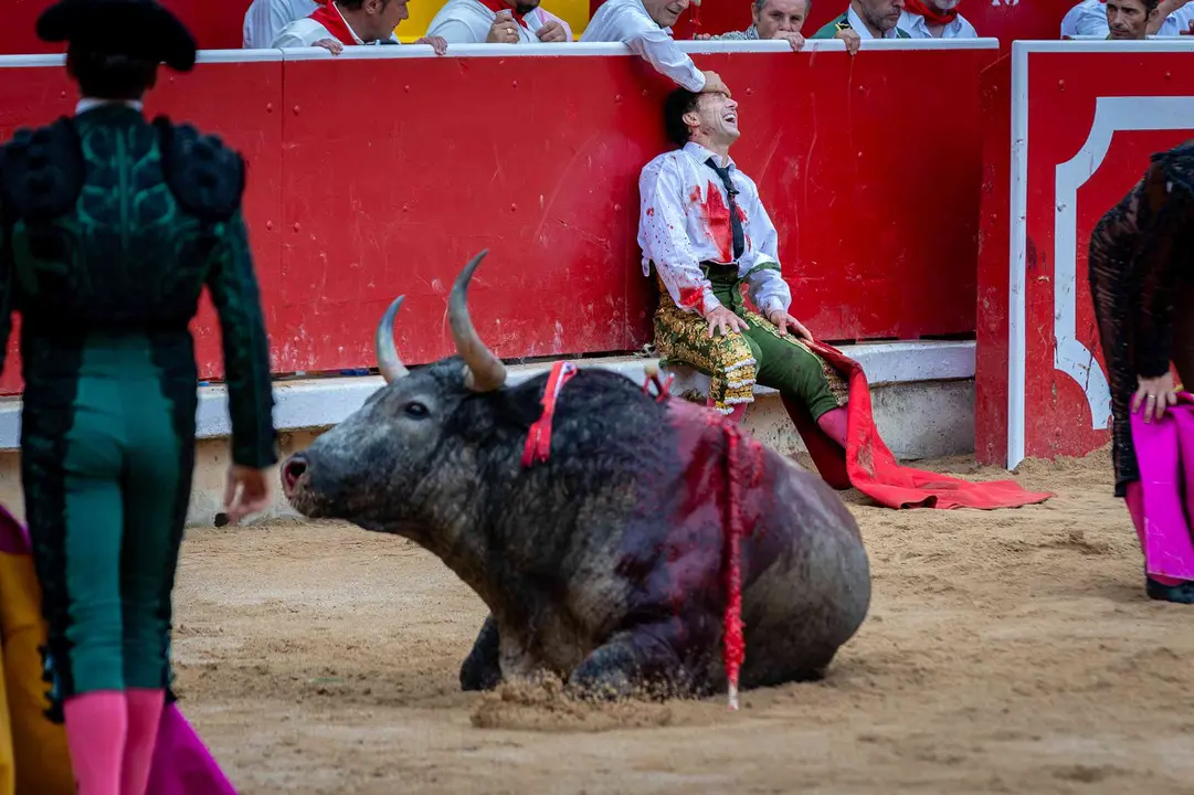 El torero Rafaelillo, sentado en el estribo de la plaza de toros de Pamplona, tras ser cogido por su segundo astado de esa tarde en la Feria del Toro de San Ferm&iacute;n. 12 de julio de 2025. JES&Uacute;S CASO / DIARIO DE NAVARRA