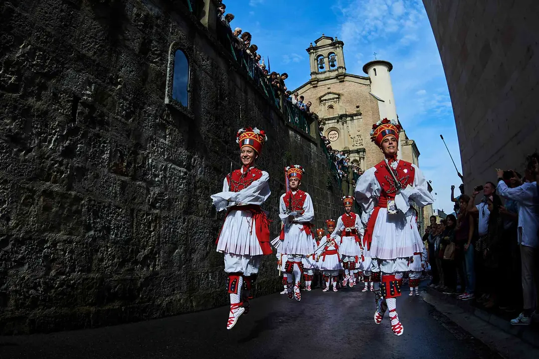 Dantzaris de Duguna bailan frente a la hornacina de San Ferm&iacute;n, en las &uacute;ltimas fiestas de San Ferm&iacute;n de Aldapa. 28 de septiembre de 2025. IV&Aacute;N DELGADO