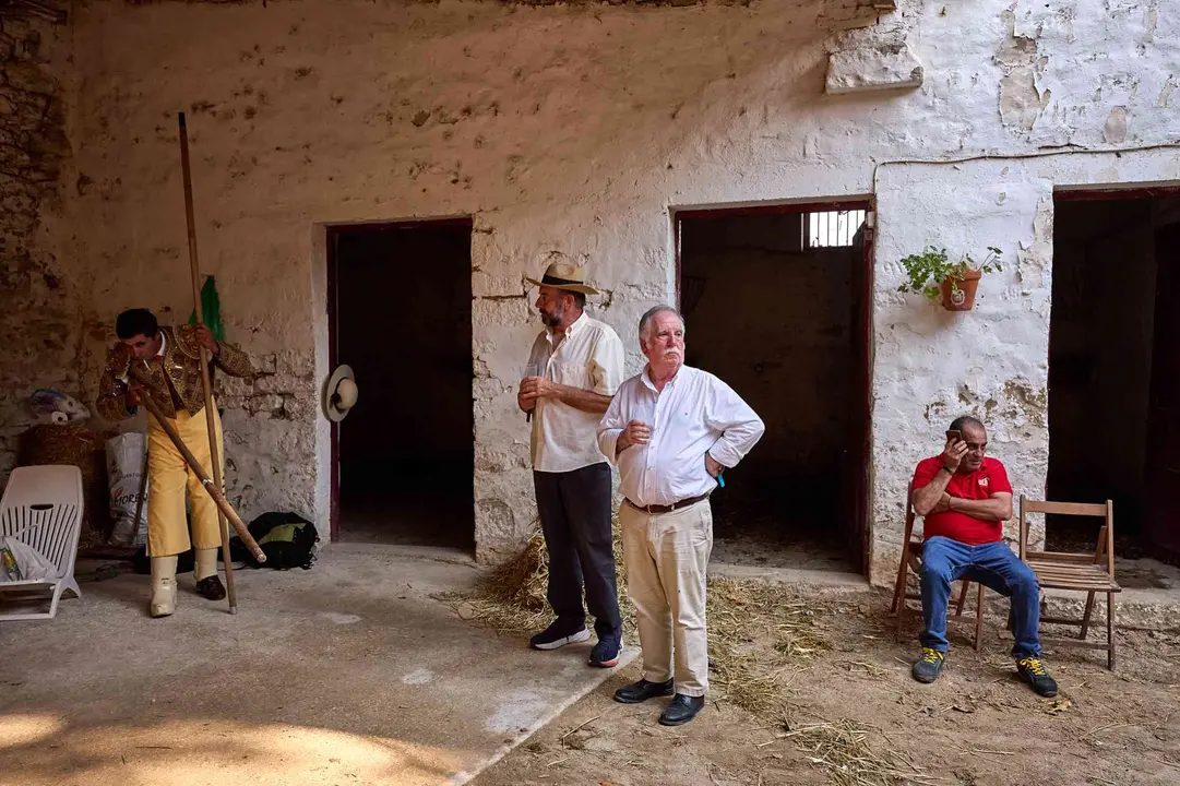 8.- Patio de caballos de la plaza de toros de Tafalla. Imagen tomada en los momentos previos al inicio de la segunda corrida de toros de las Fiestas de Tafalla, en la que se lidiaban toros de la ganader&iacute;a de Palha. 16 de agosto del 2025. JES&Uacute;S GARZARON / DIARIO DE NAVARRA