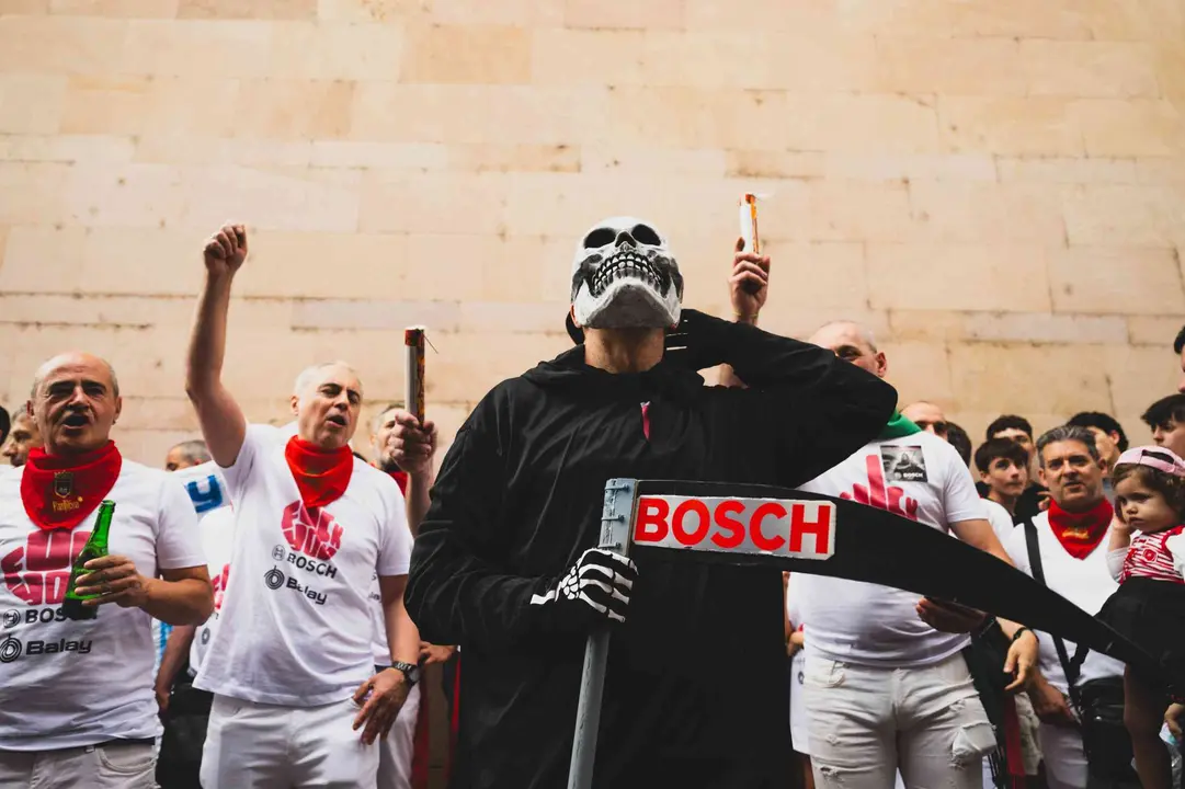 Simulaci&oacute;n del txupinazo y del encierro que hicieron los trabajadores de BSH como protesta por el cierre de la f&aacute;brica de electrodom&eacute;sticos de Esqu&iacute;roz. 6 de junio de 2025. IRATI AIZPURUA / DIARIO DE NAVARRA