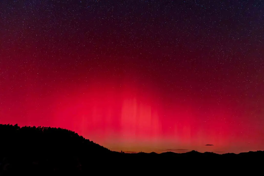 Auroras boreales en Navarra. Durante el a&ntilde;o 2024 hubo tres episodios de auroras boreales que fueron vistas desde Navarra. En mayo, octubre y Navidad. El fot&oacute;grafo Eduardo Blanco recorri&oacute; de sur a norte la geograf&iacute;a navarra hasta fotografiarlas en el Valle del Roncal. EDUARDO BLANCO