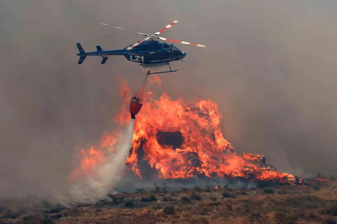 El incendio m&aacute;s importante del verano afect&oacute; de nuevo a la zona de Valdizarbe. El fuego se inici&oacute;, al parecer, durante unas labores agr&iacute;colas, en la zona de Santa Mar&iacute;a de Eunate y afect&oacute; a Obanos, A&ntilde;orbe, Muruz&aacute;bal y En&eacute;riz. JOS&Eacute; CARLOS CORDOVILLA / DIARIO DE NAVARRA