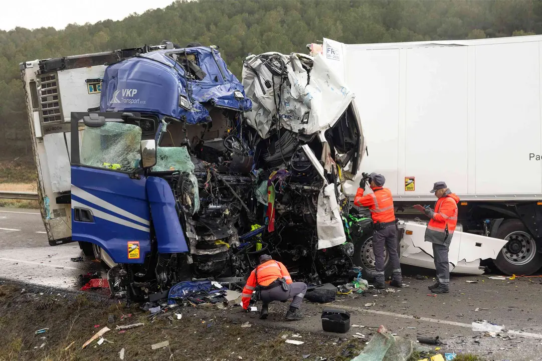 El accidente, ocurrido en la madrugada del 5 de marzo de 2025, marc&oacute; uno de los puntos m&aacute;s oscuros en el balance de siniestralidad de las carreteras de la Comunidad Foral. Carretera N-113, en el t&eacute;rmino municipal de Fitero. Dos camiones articulados colisionaron frontalmente sobre las 3:58 de la madrugada. Cuatro personas fallecidas, dos ocupantes en cada veh&iacute;culo, conductor y acompa&ntilde;ante en cada cami&oacute;n. Dos parejas. El siniestro fue catalogado como el accidente de tr&aacute;fico m&aacute;s grave registrado en Navarra en los &uacute;ltimos 12 a&ntilde;os, tanto por el n&uacute;mero de v&iacute;ctimas como por las complejas labores de rescate e investigaci&oacute;n. BLANCA ALDANONDO / DIARIO DE NAVARRA