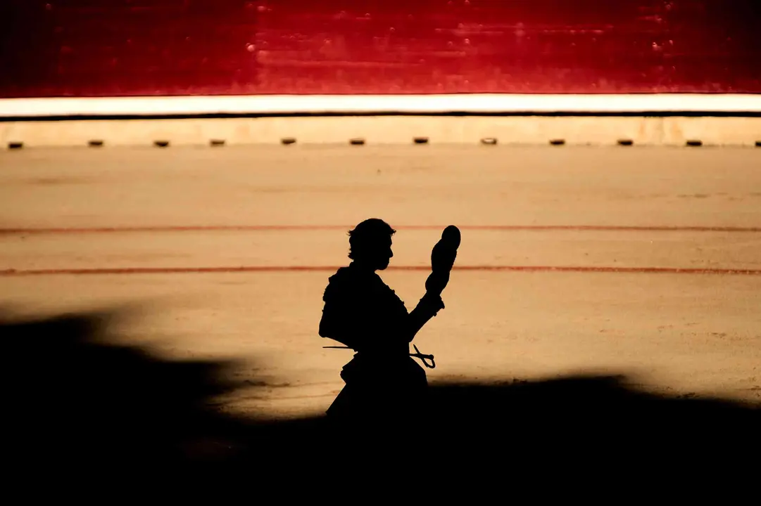 El torero peruano Andr&eacute;s Roca Rey dedica su primer toro a los tendidos durante la tercera corrida de la Feria del Toro de San Ferm&iacute;n. D&iacute;a 9 de julio del 2025. &Iacute;&Ntilde;IGO ALZUGARAY / NAVARRA.COM