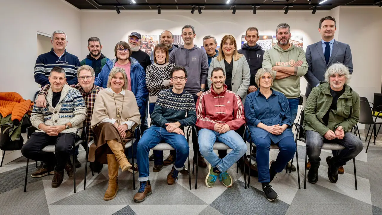 Fotograf&iacute;a de familia de los fotoperiodistas participantes en la exposici&oacute;n. CEDIDA