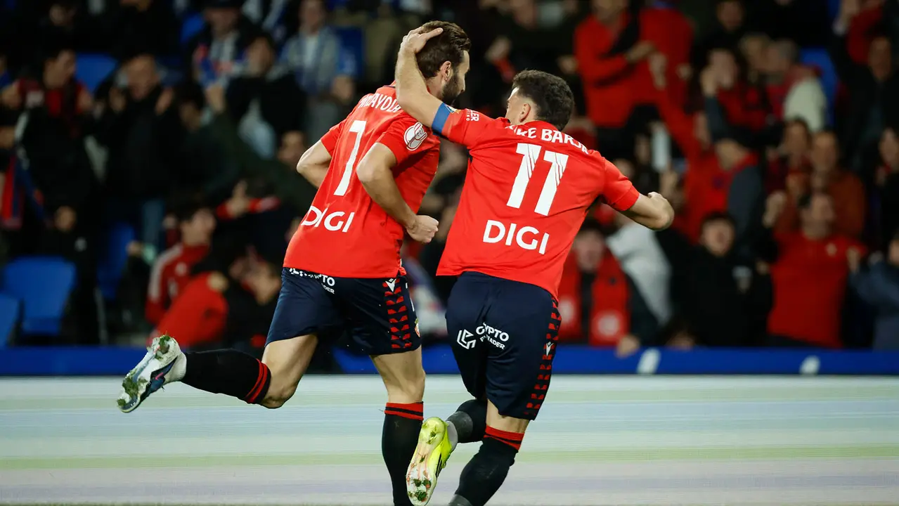 El centrocampista de Osasuna Jon Moncayola (i) celebra su gol, primero del equipo navarro, durante el encuentro correspondiente a los octavos de final de la Copa del Rey que disputan Real Sociedad y Atl&eacute;tikco Osasuna hoy martes en el estadio de Anoeta, en San Sebasti&aacute;n. EFE/ Javier Etxezarreta.