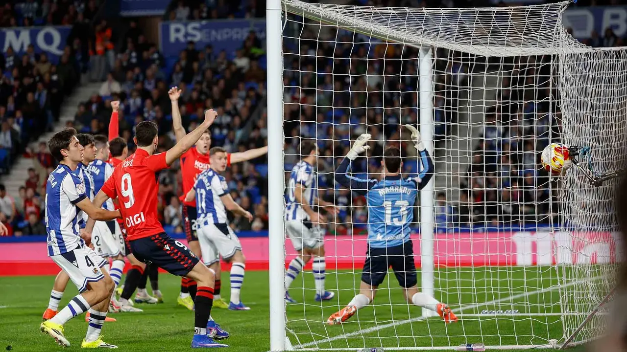 El guardameta de la Real Sociedad, Unai Marrero (d), encaja el segundo gol durante el encuentro correspondiente a los octavos de final de la Copa del Rey que disputan hoy martes Real Sociedad y Osasuna en el estadio de Anoeta, en San Sebasti&aacute;n. EFE / Javier Etxezarreta.