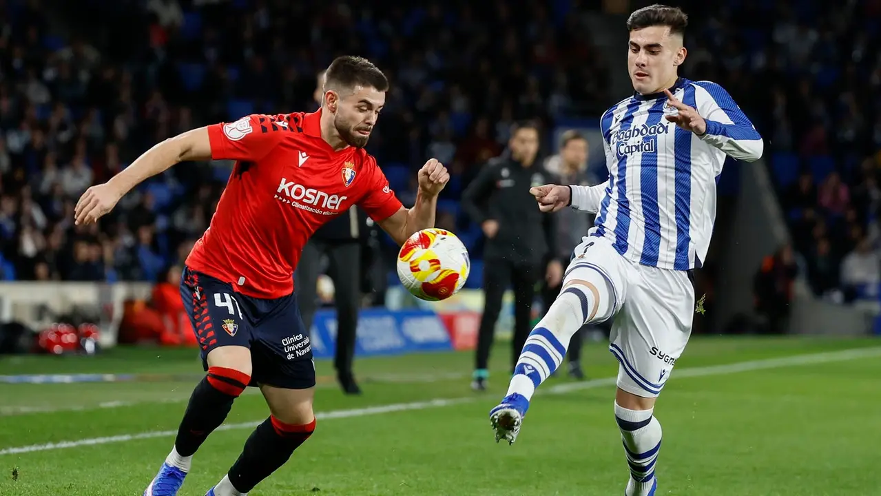 El defensa de Osasuna I&ntilde;igo Arguibide (i) lucha con Ander Barrenetxea, de la Real Sociedad, durante el encuentro correspondiente a los octavos de final de la Copa del Rey que disputan Real Sociedad y Atl&eacute;tico Osasuna hoy martes en el estadio de Anoeta, en San Sebasti&aacute;n. EFE/ Javier Etxezarreta.