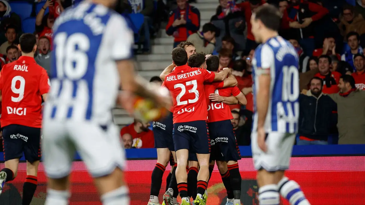 Los jugadores de Osasuna celebran el segundo gol del equipo durante el encuentro correspondiente a los octavos de final de la Copa del Rey que disputan Real Sociedad y Atl&eacute;tico Osasuna hoy martes en el estadio de Anoeta, en San Sebasti&aacute;n. EFE/ Javier Etxezarreta.