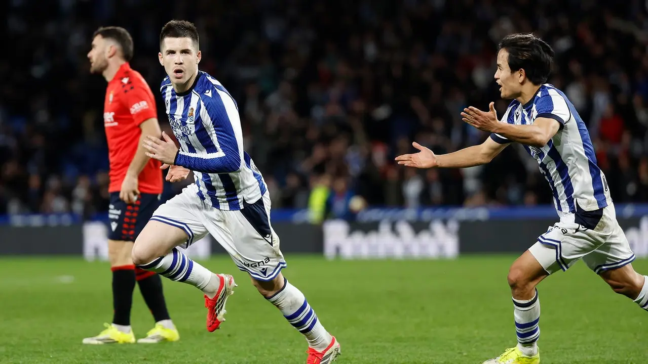 Los jugadores de la Real Sociedad celebran el segundo gol del equipo donostiarra durante el encuentro correspondiente a los octavos de final de la Copa del Rey que disputan hoy martes en el estadio de Anoeta, en San Sebasti&aacute;n. EFE / Javier Etxezarreta.